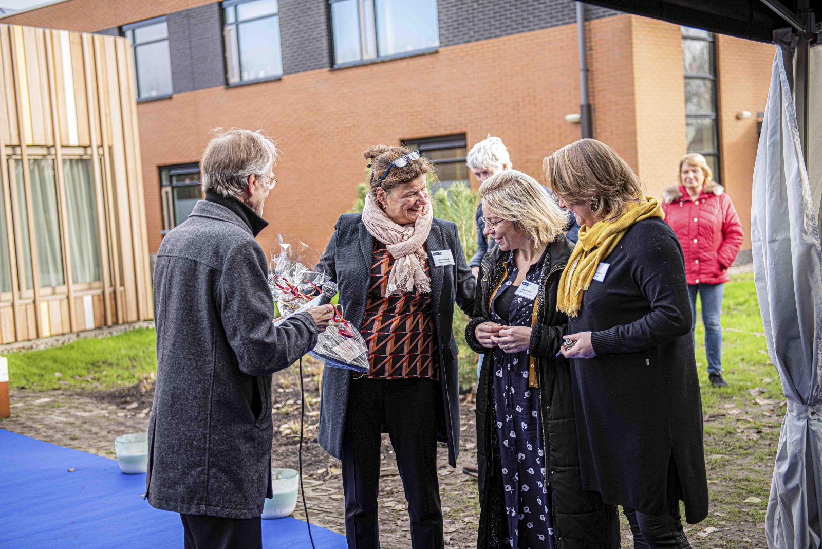 Esther Reinhard (directeur bedrijfsvoering) met Eva van Well voor de microfoon