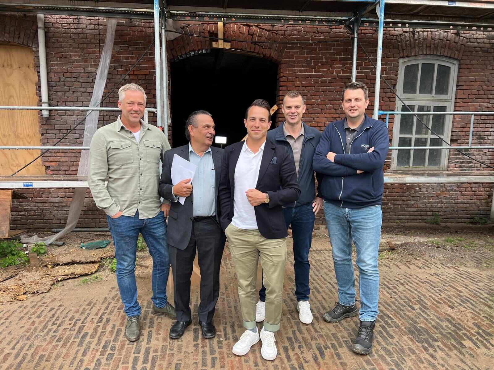 v.l.n.r. Opdrachtgevers VFV BV Pierre Lassooij, Jan Joanknecht, Niek Joanknecht (en Architect), Erwin van Straten en projectleider KOERS Jaco van Tol.