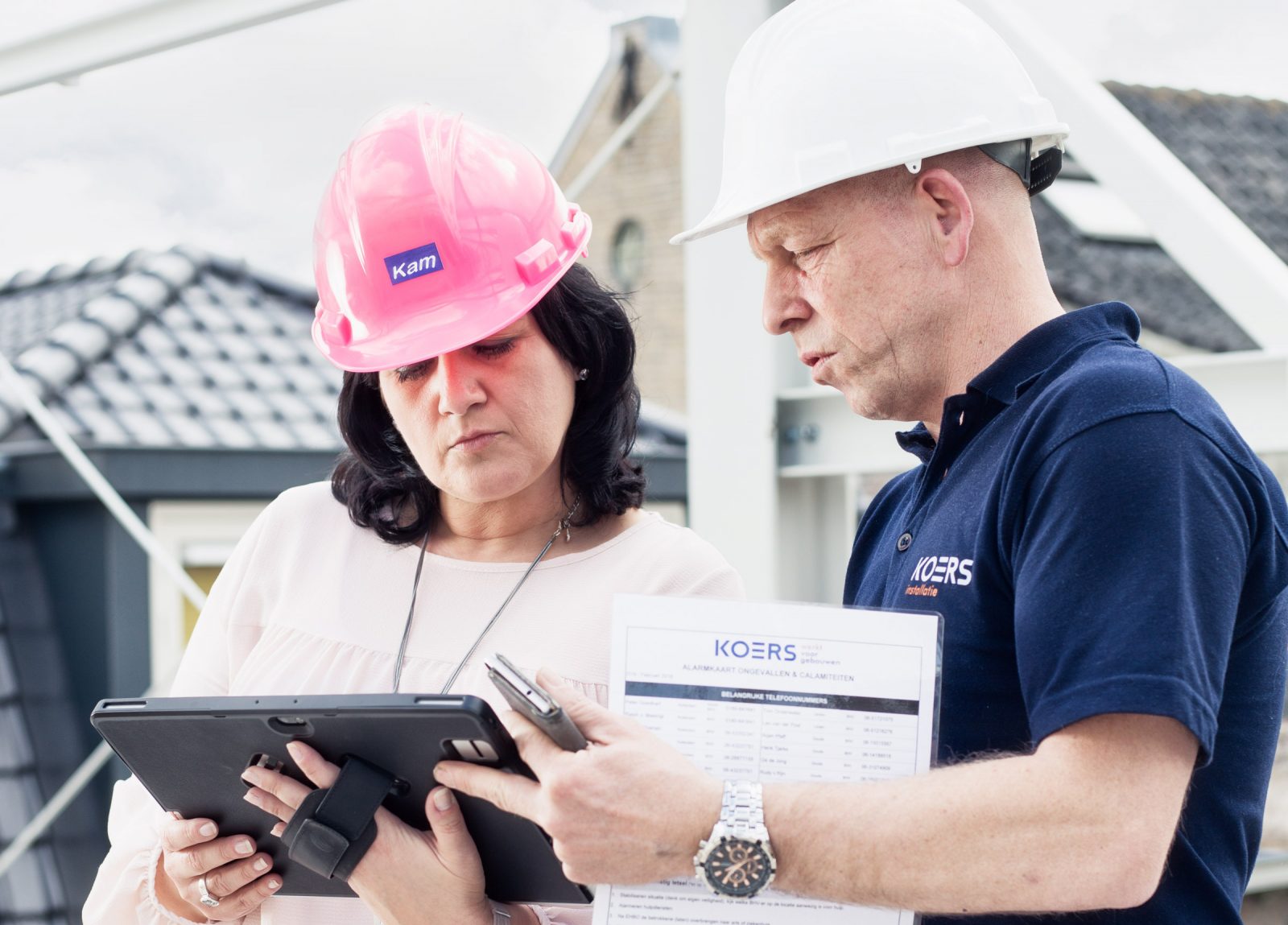 Onze KAM coördinator Bianca de Mooy in overleg met een van onze projectleiders