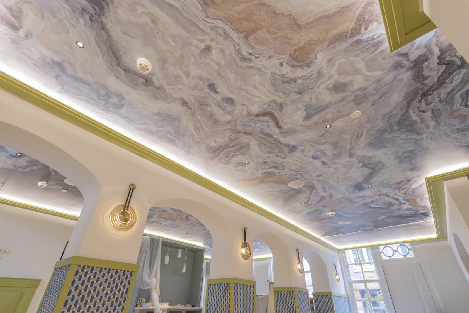 • Het zeer speciale plafond in de ontvangsthal is een ware eye-catcher